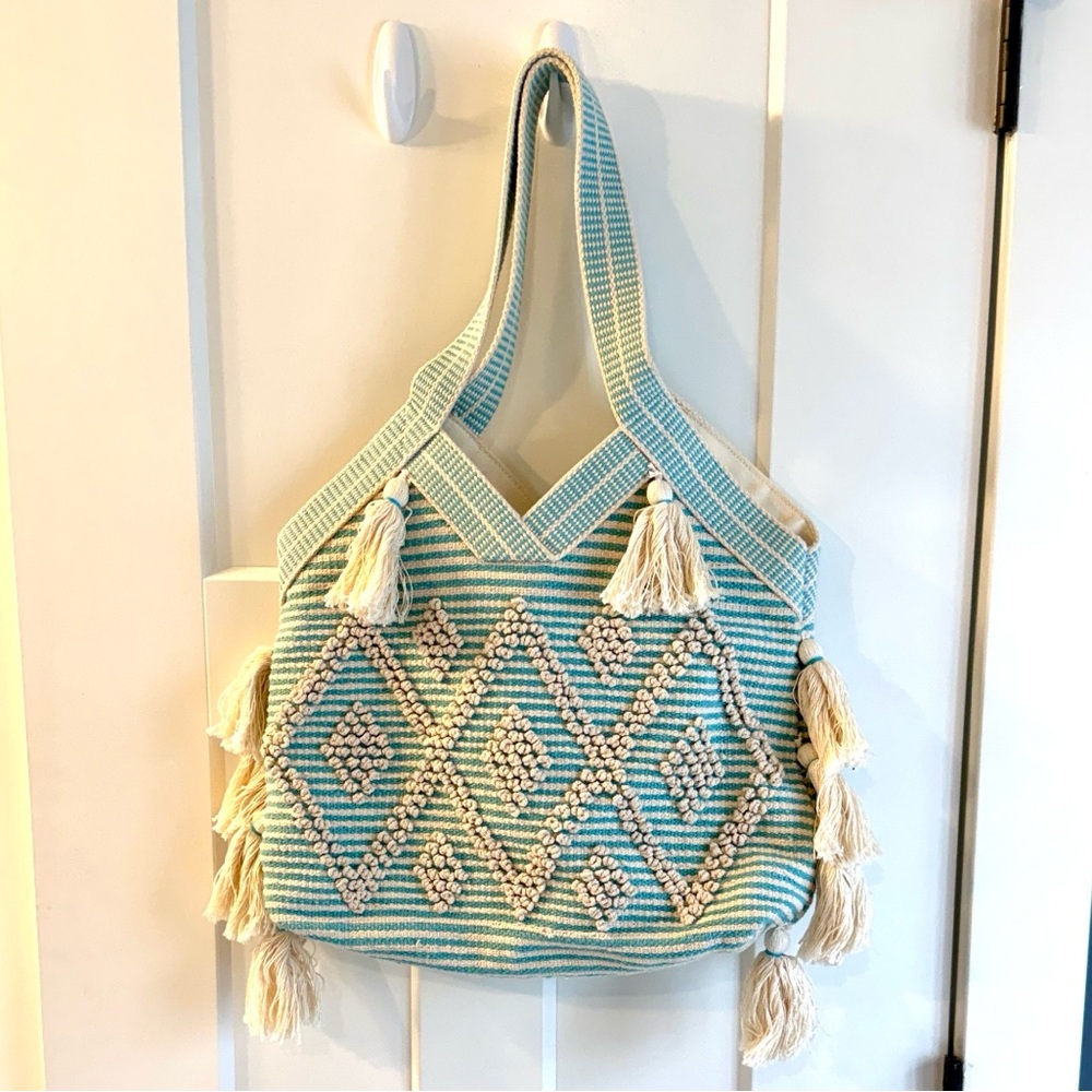 Tasseled tote bag